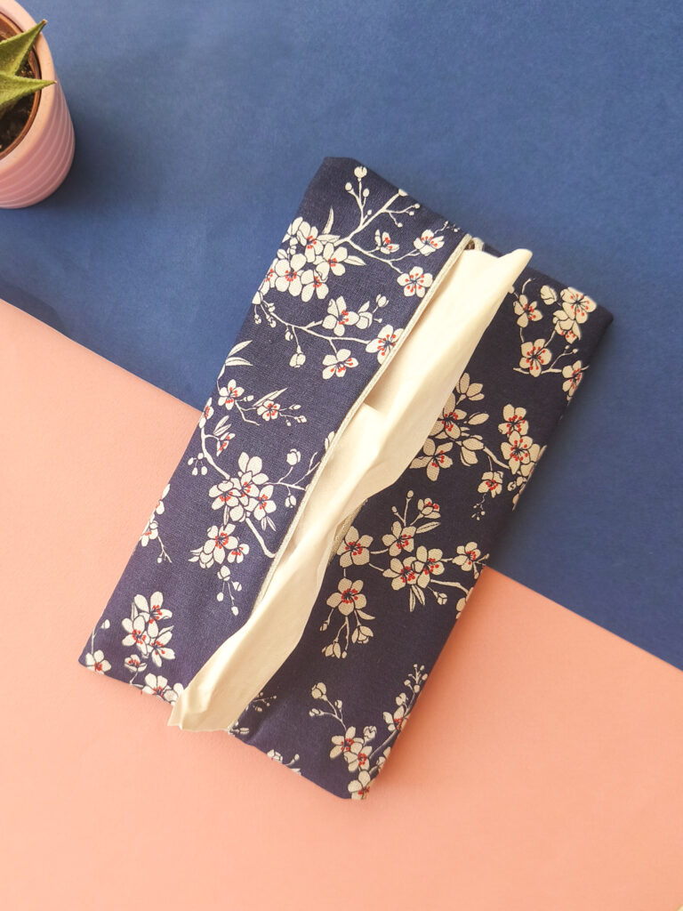 Distributeur de mouchoirs en tissu bleu